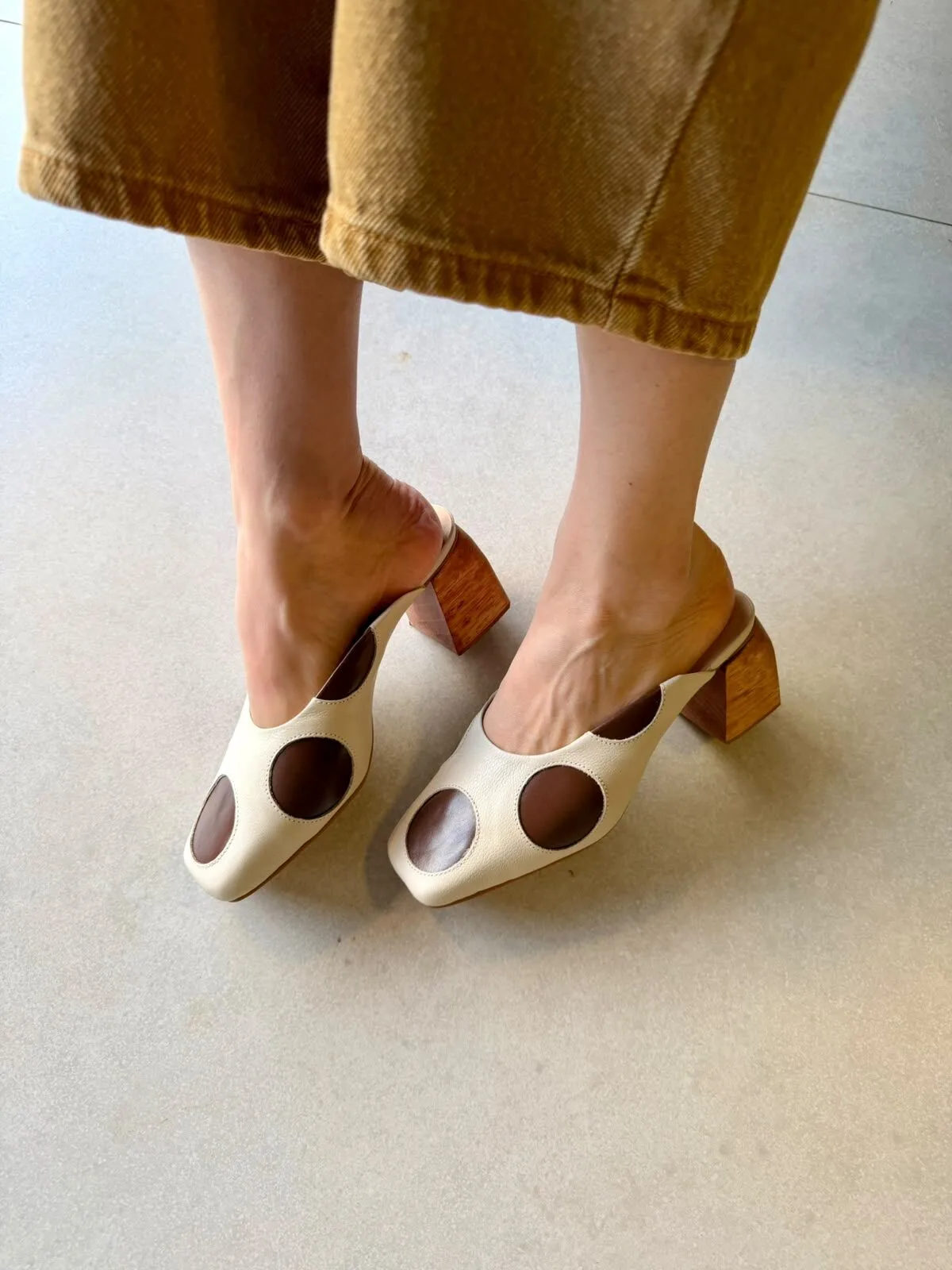 Mule Feminino com Salto Madeira Dot - Imagem 2