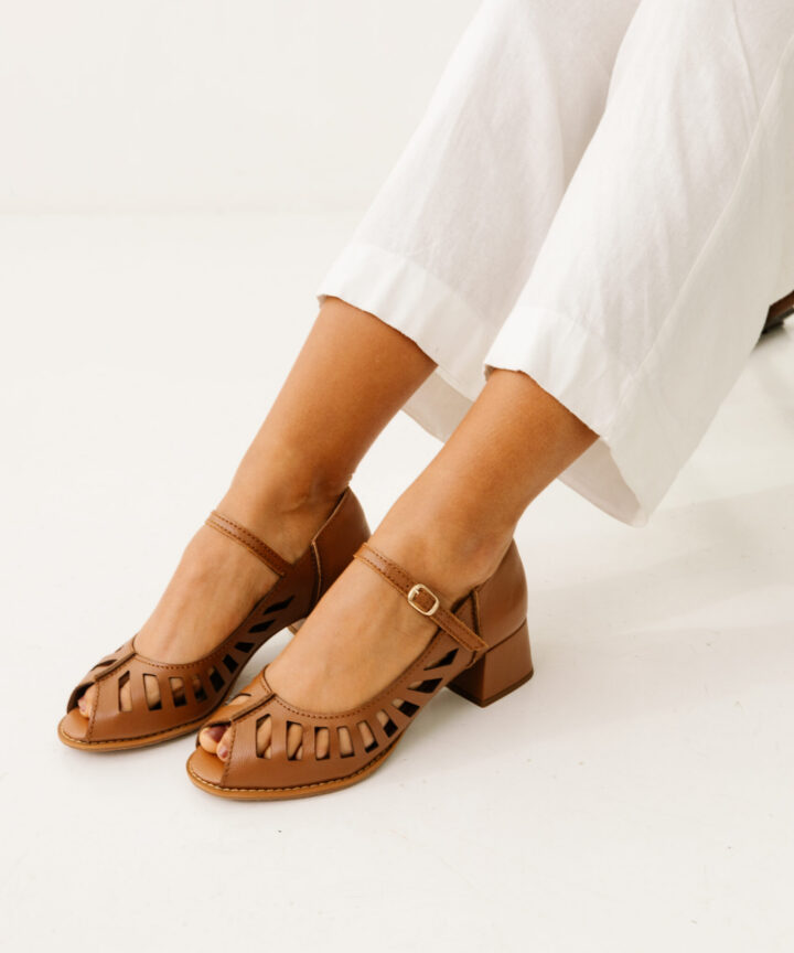 Sandália em Couro e Salto Médio Castella