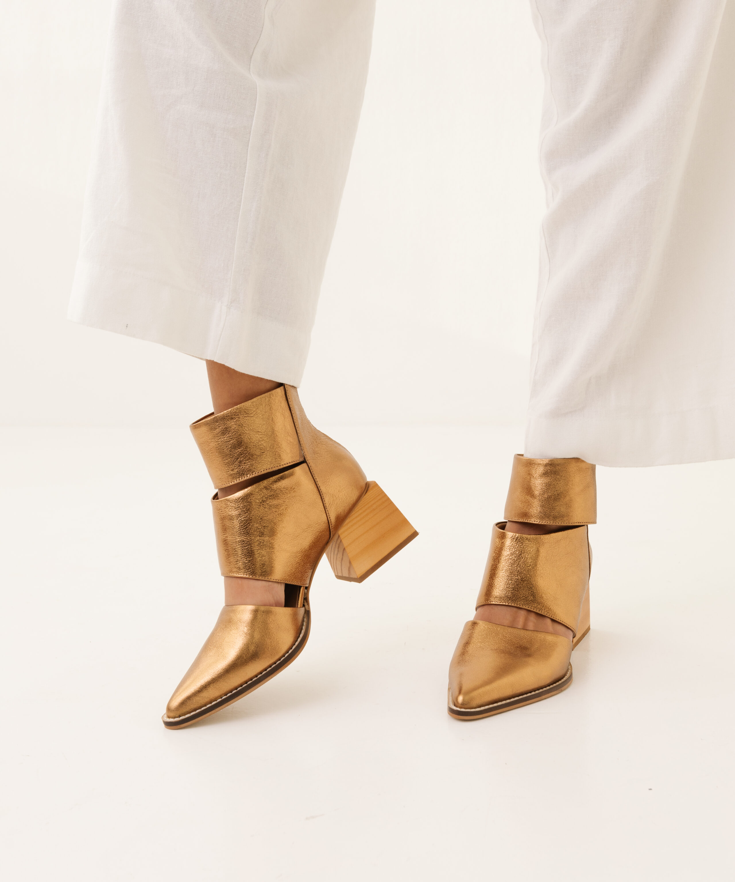 Bota Feminina em Couro Frísia