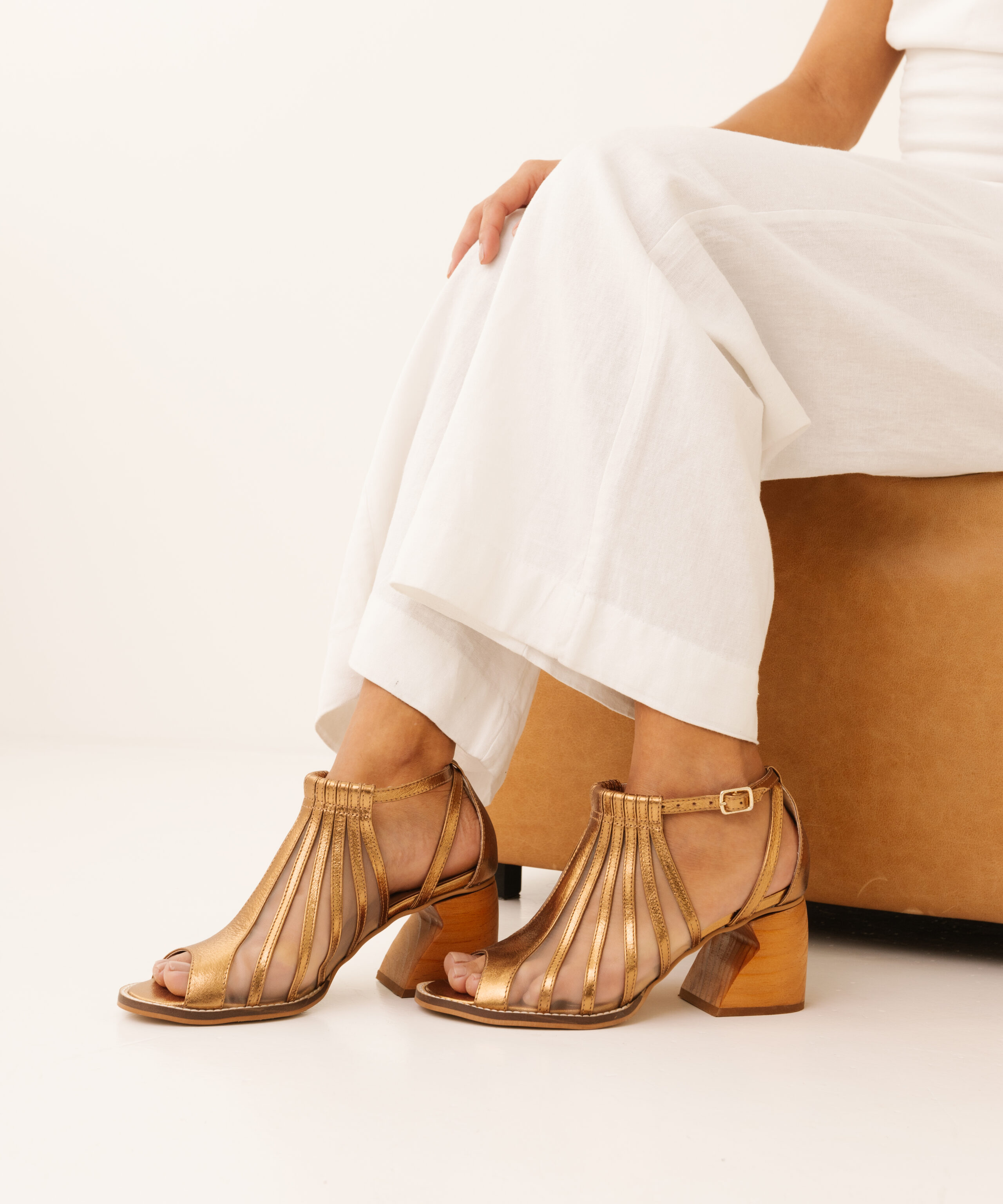 Sandália em Couro e Tela Zavesa - Bronze, 38