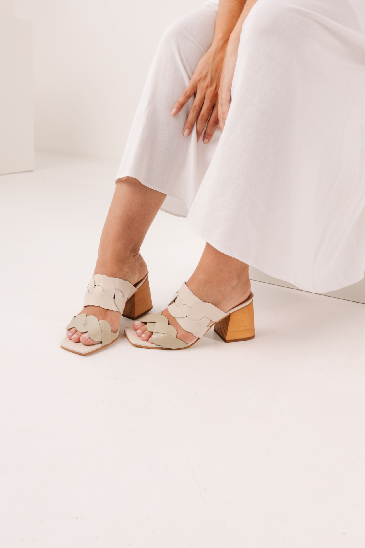 Tamanco Feminino em Couro Ayra - Imagem 2