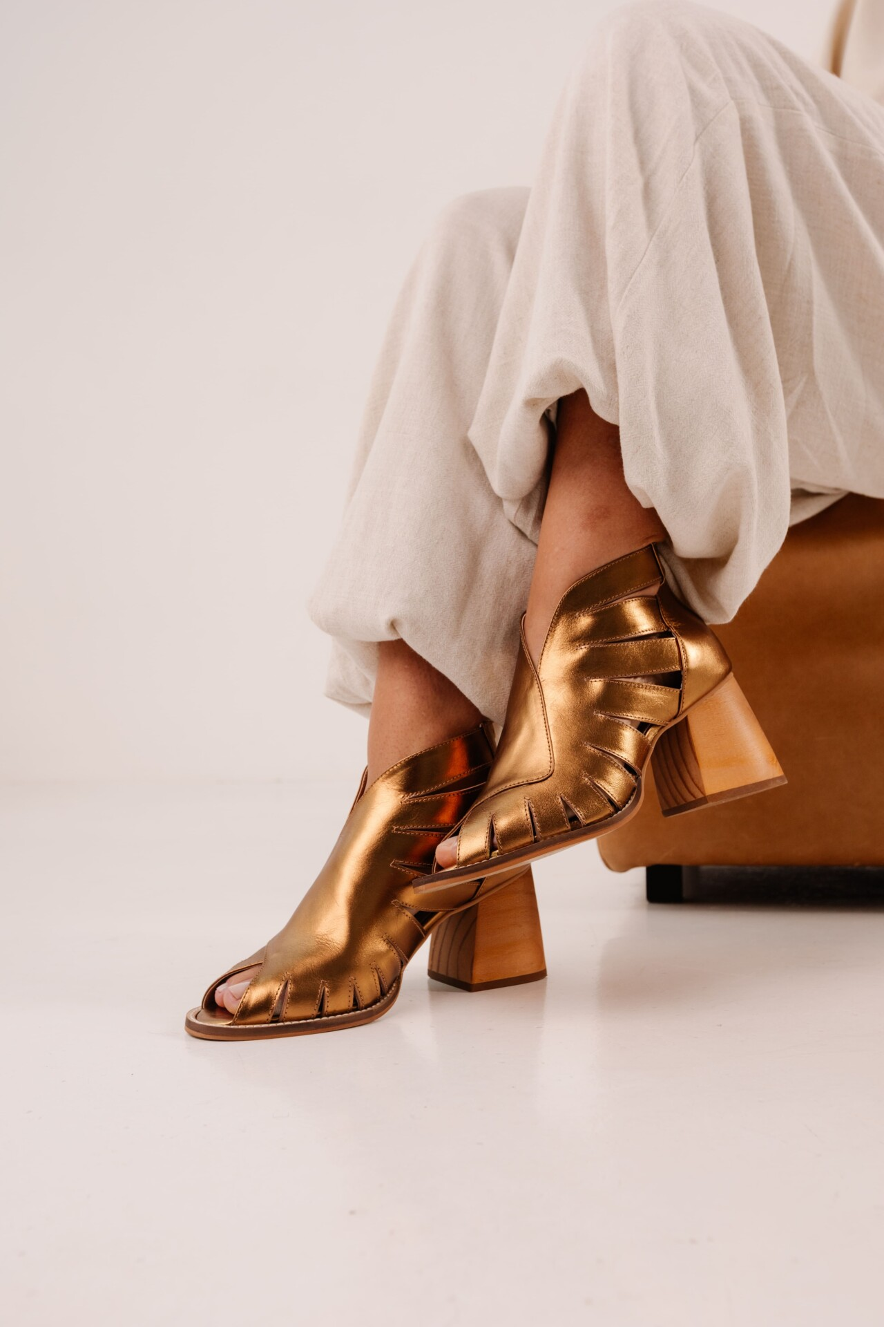 Sandália Salto Feminino em Couro Ambre - Imagem 2