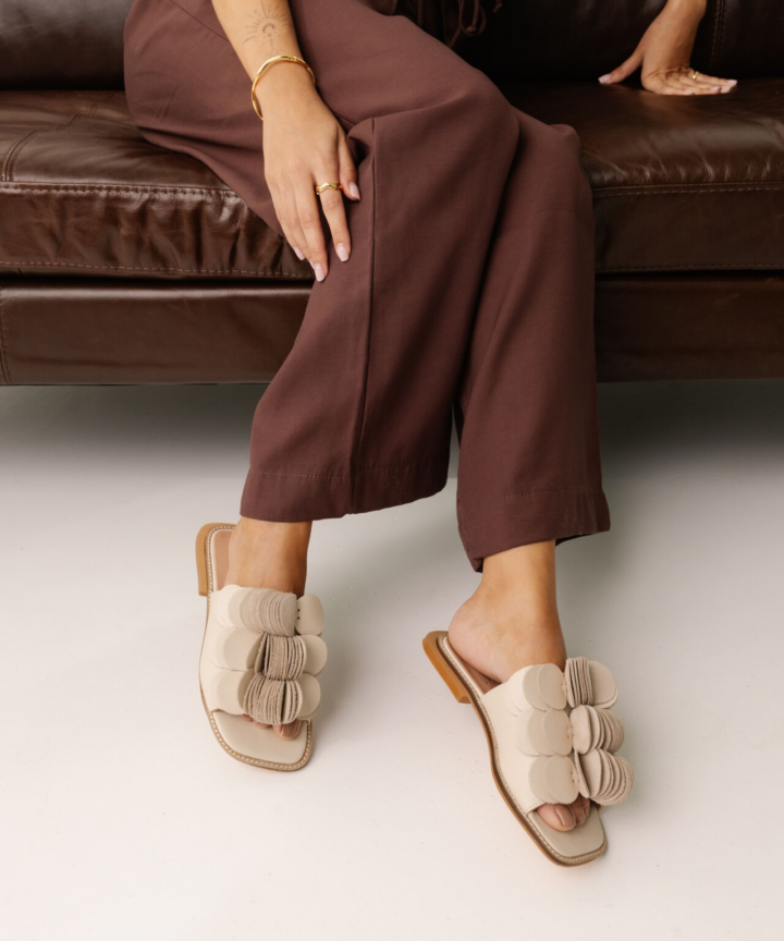 Rasteira Feminina em Couro Roques - Off White, 37