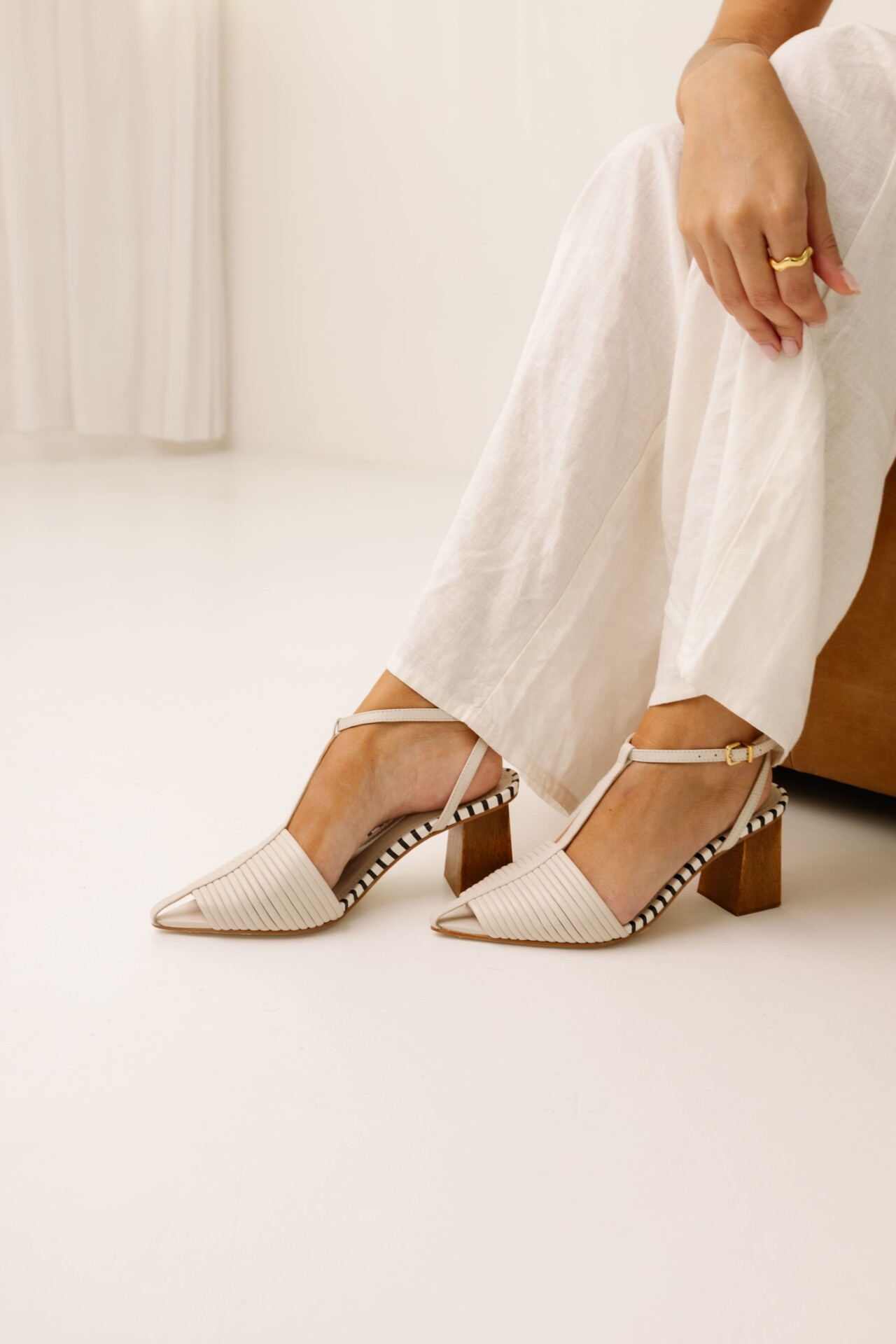 Sapato com Salto Escultural Rafia