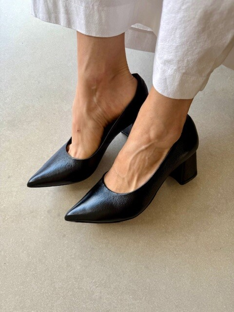 Scarpin Feminino Couro Preto Salto Médio Ravello - Imagem 2