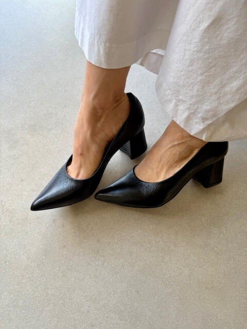 Scarpin Feminino Couro Preto Salto Médio Ravello - Imagem 3