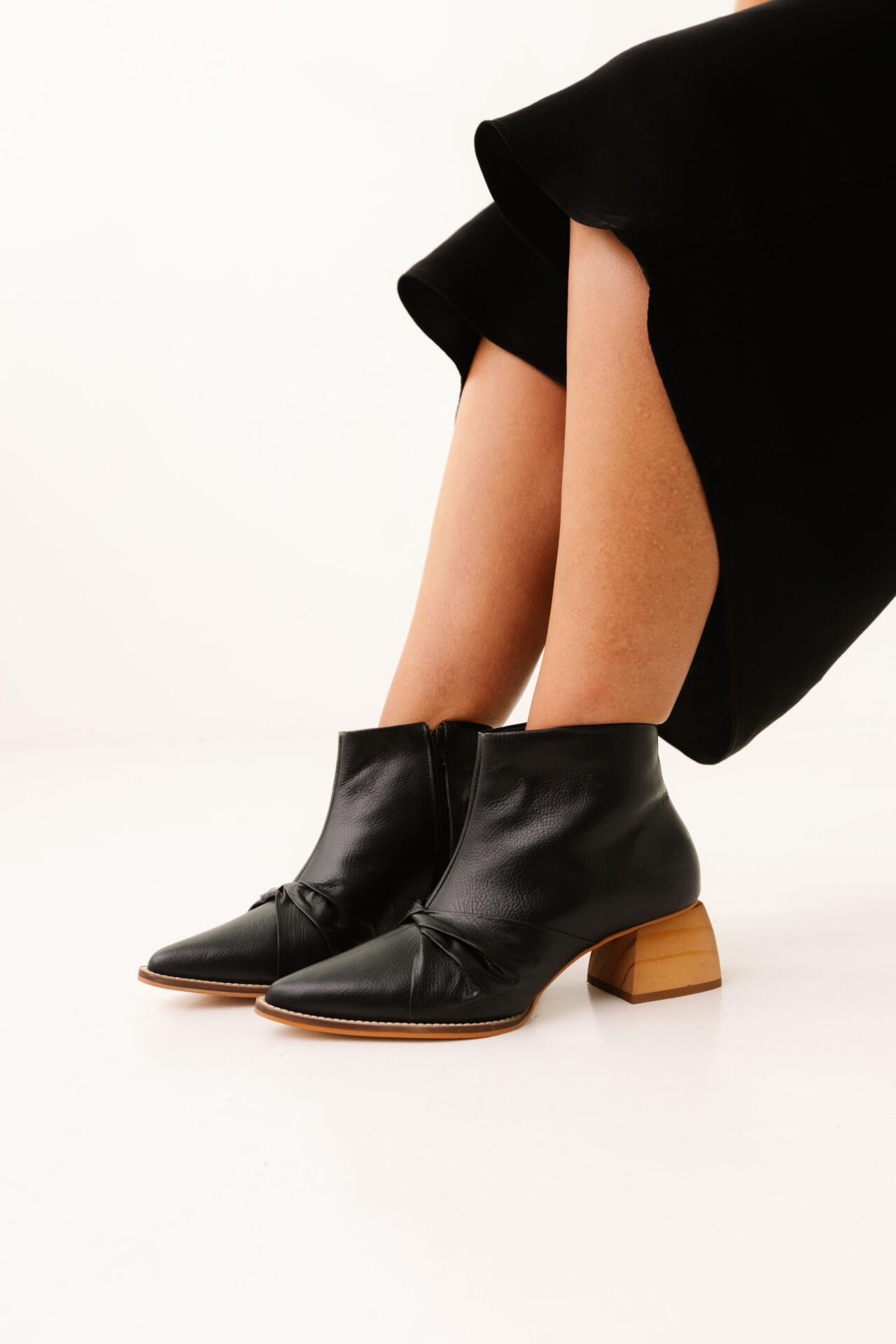 Bota em Couro e Salto Madeira Legato - Imagem 2