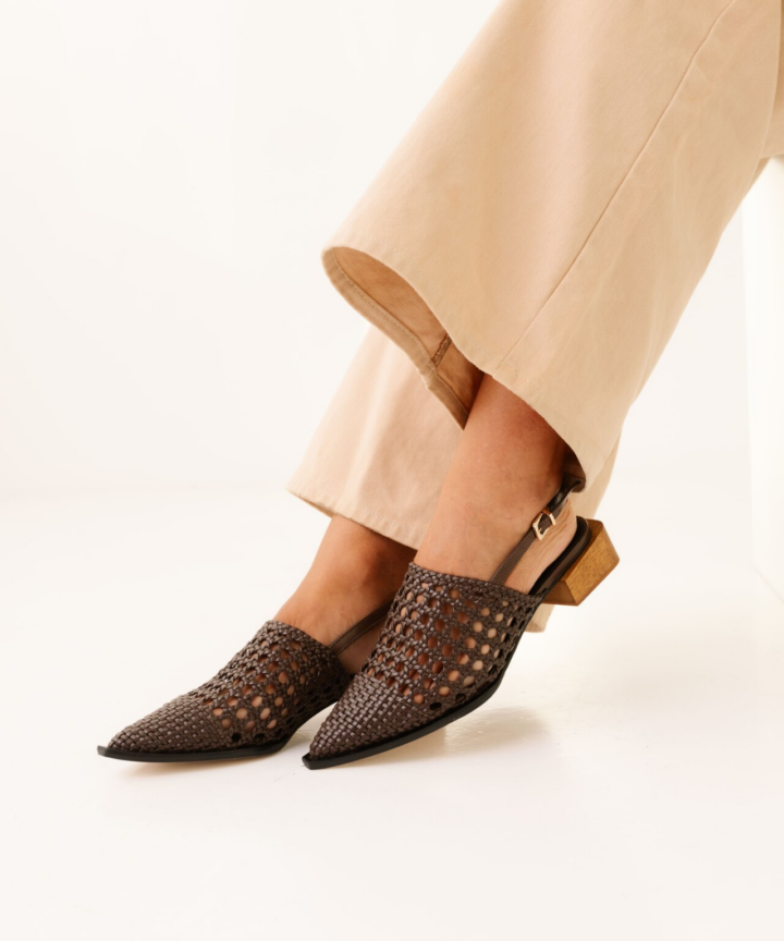 Sapato Slingback em Couro Poulaines